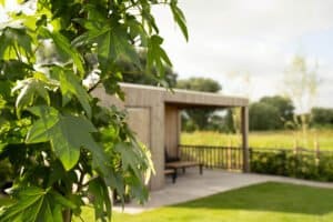 Kleine tuin met overkapping