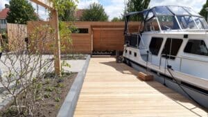 Strakke tuin aan het water Lemmer