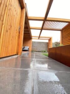 Kindvriendelijke tuin met overkapping