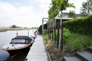 Tuin aan het water met een unieke overkapping Drachten