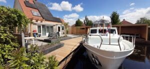 Strakke tuin aan het water Lemmer