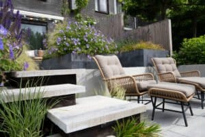 Fantastische tuin aan het water met verschillende etages Drachten