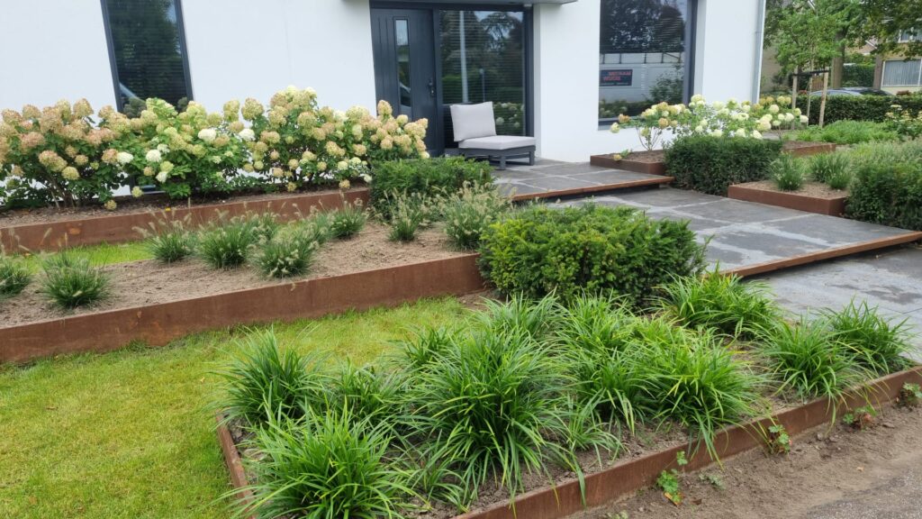 Groene voortuin met cortenstalen trap Haren Groene voortuin met cortenstalen trap Haren