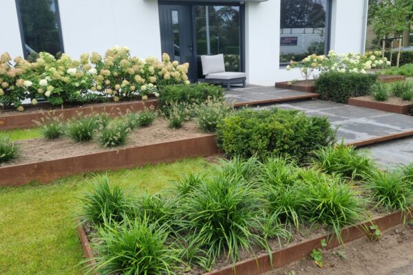 Groene voortuin met cortenstalen trap Haren