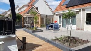 Strakke tuin aan het water Lemmer