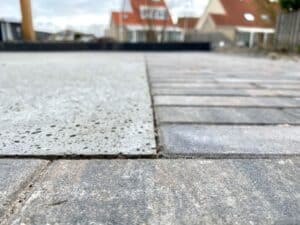 Strakke tuin aan het water Lemmer