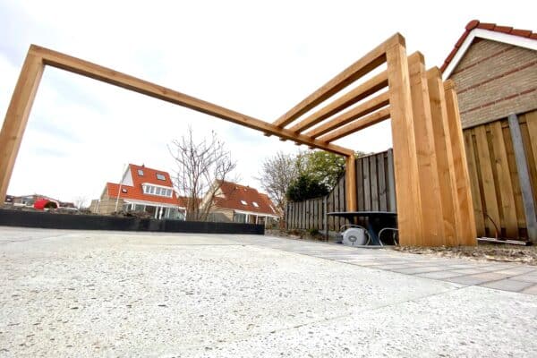 Strakke tuin aan het water Lemmer
