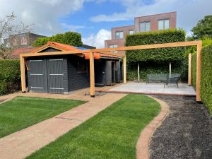pergola verwerkt in bestaande schuur
