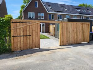 schutting met schuifdeur