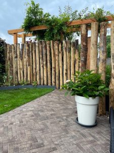 pergola en schutting van kastanjepalen