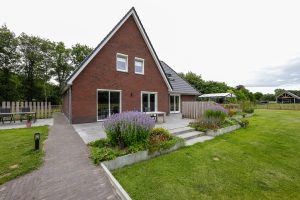 Bakkeveen tuinaanleg vooraanzicht woning