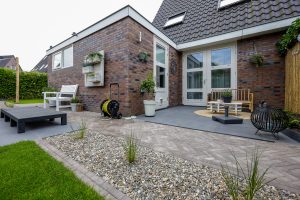 Tuin van betonwaaltjes