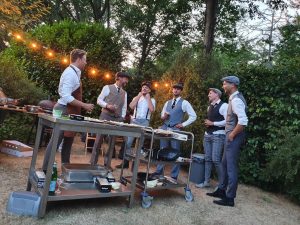 Groep aan het bbq-en