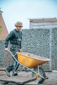 hovenier met kruiwagen