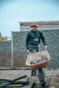 hovenier kruiwagen aan het werk