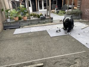 Keramische tegels aanleggen op terras
