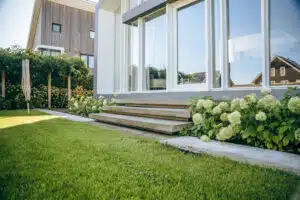 Zwevende trappen tuinaanleg in Drachten
