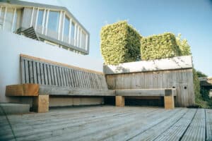 Houten banken tuinaanleg Drachten