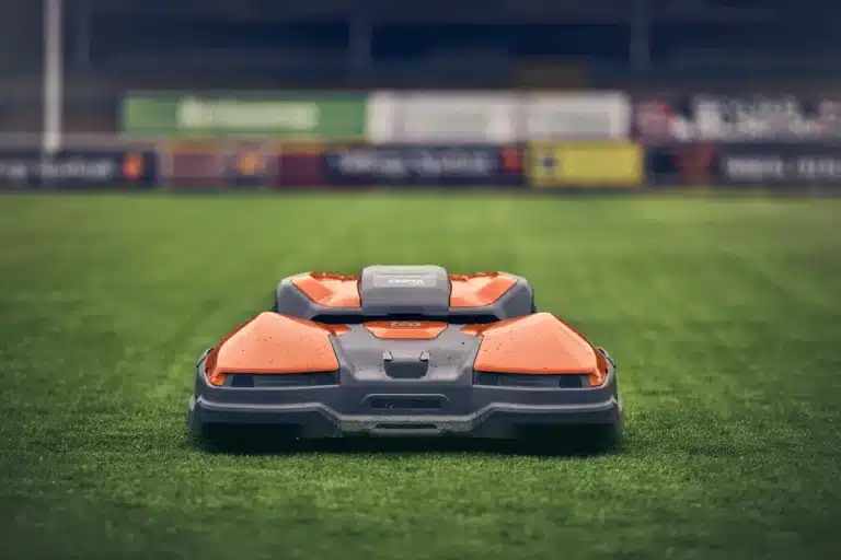 Husqvarna robotmaaiers voetbalveld