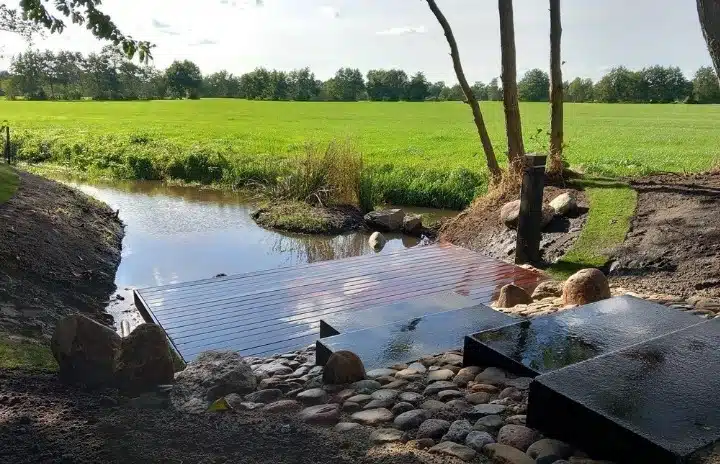 Houten vlonder en stenen mix Peize Houten vlonder en stenen mix Peize