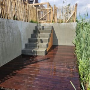 Houten vlonder met trap