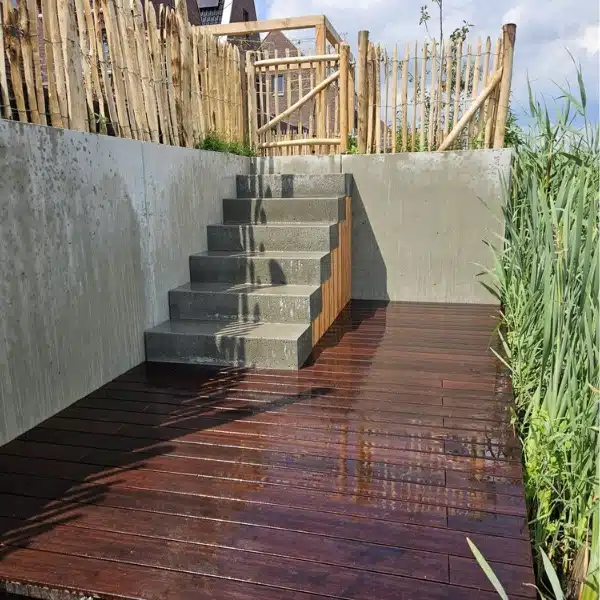 Houten vlonder met trap Houten vlonder met trap
