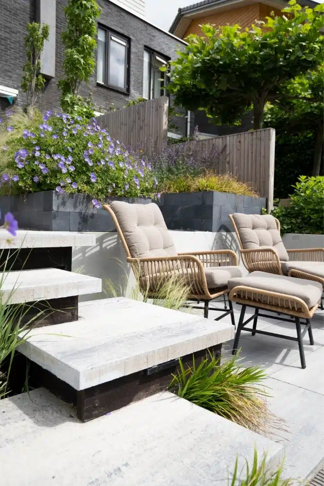 Moderne tuin met bloemen