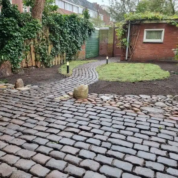 Natuurlijke tuin met keien en klinkers Natuurlijke tuin met keien en klinkers