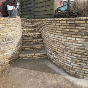 Stenen gemetselde trap
