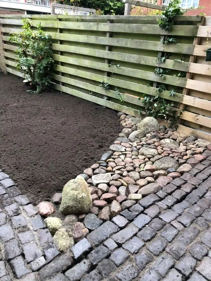 Tuin met keien en klinkers Tuin met keien en klinkers