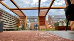 Houten pergola en tuin aangelegd door DIM Hovenier in Drachten