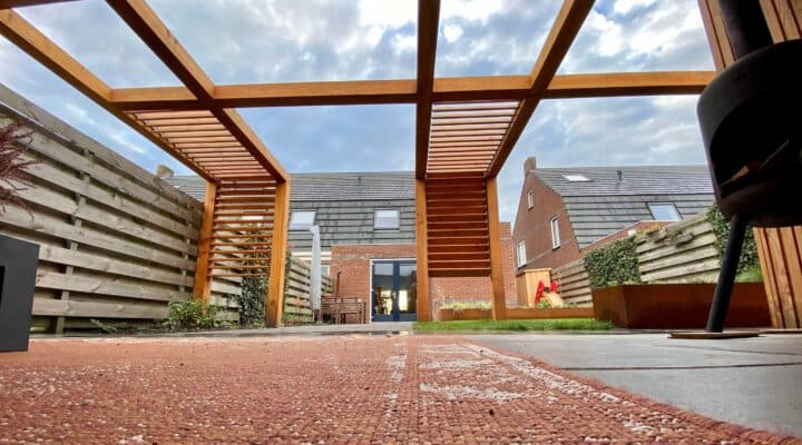 Houten pergola en tuin aangelegd door DIM Hovenier in Drachten