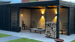 Zwarte houten overkapping met verlichting in tuin in Drachten