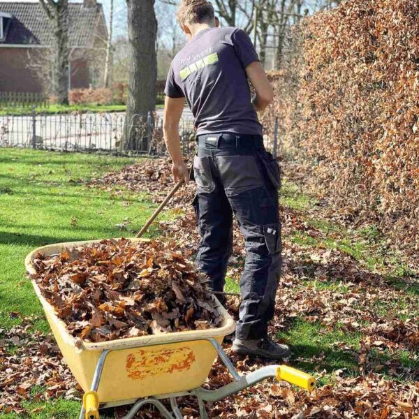 Hovenier van DIM Hovenier voert tuinonderhoud uit in Drachten