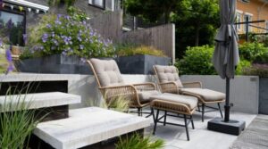 Tuinaanleg met strakke lijnen, grijze tegels en beplanting