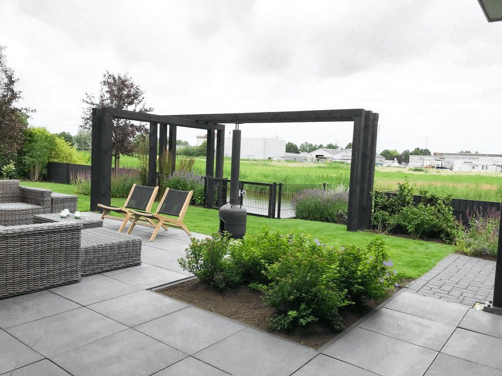 Moderne tuin met zwarte pergola en strak terras