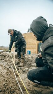 Hoveniers van DIM Hovenier aan het werk bij tuinaanleg in Drachten