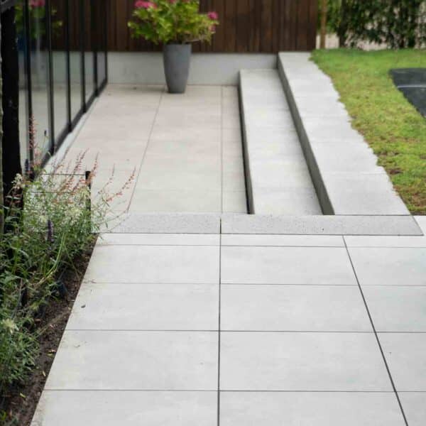 Nieuwbouw tuin met trap en terras