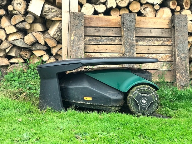 Robotmaaier in stalling