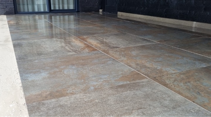 Terras keramische tegel en drainage mortel