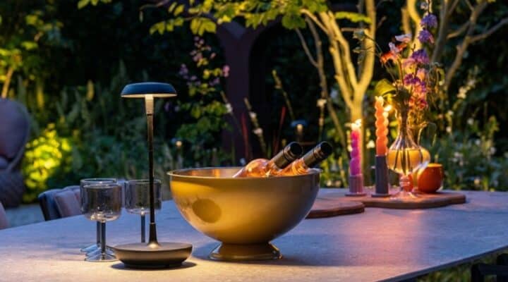 sfeervolle tafelsetting buiten met tuinverlichting van in lite