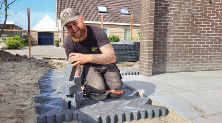 Professionele stratenmaker plaatst terrastegels bij woning