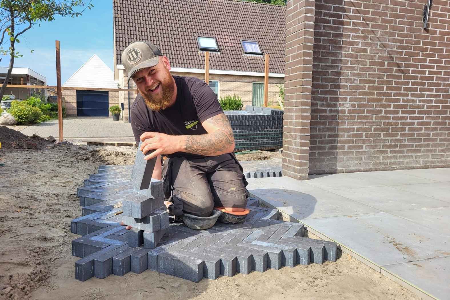 Bestrating aanleggen in tuin door professionele stratenmaker