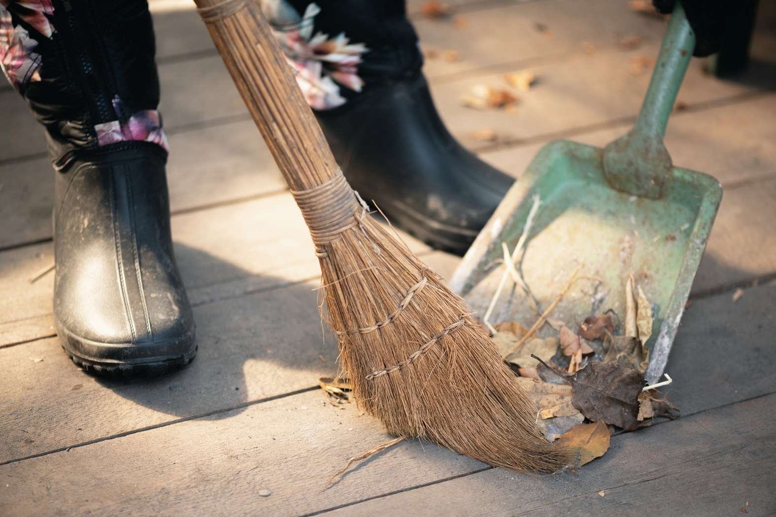 Onderhoud van bestrating door terras te vegen